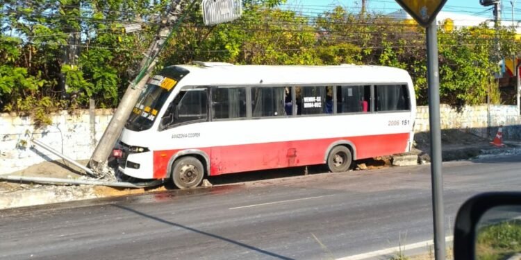 Micro-ônibus colide contra poste e trava trânsito na Torquato Tapajós, em Manaus