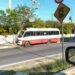 Micro-ônibus colide contra poste e trava trânsito na Torquato Tapajós, em Manaus