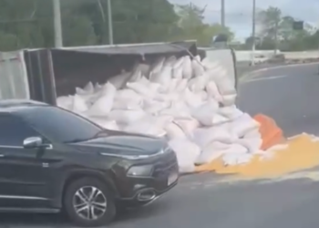 Caminhão carregado de milho atravessa pista e provoca congestionamento na Torquato Tapajós