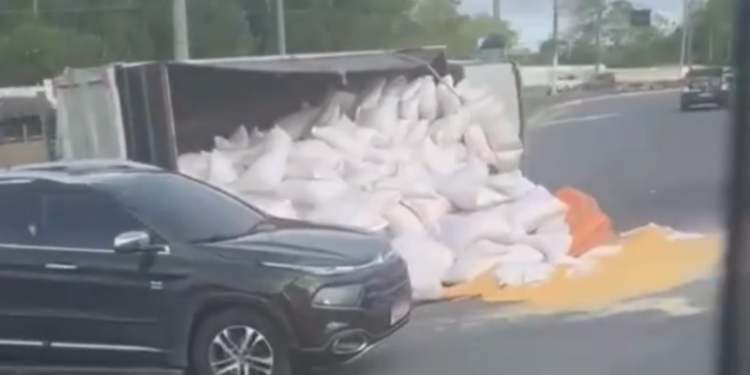 Caminhão carregado de milho atravessa pista e provoca congestionamento na Torquato Tapajós