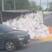 Caminhão carregado de milho atravessa pista e provoca congestionamento na Torquato Tapajós