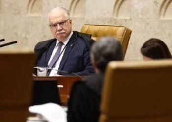 Fachin assume crise no STF e passa a conduzir casos envolvendo Moraes e Mendonça