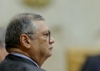 Dino pede vista e STF adia decisão sobre unir casos de Moraes e Mendonça