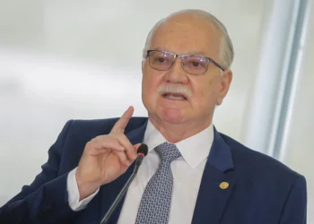 Fachin manda Mendonça tirar sigilo total do Caso Master em 24h