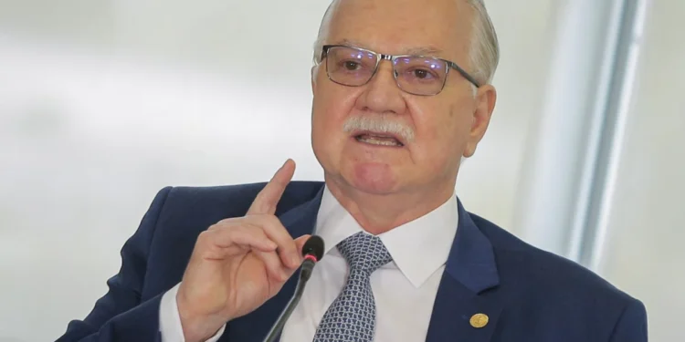 Fachin manda Mendonça tirar sigilo total do Caso Master em 24h