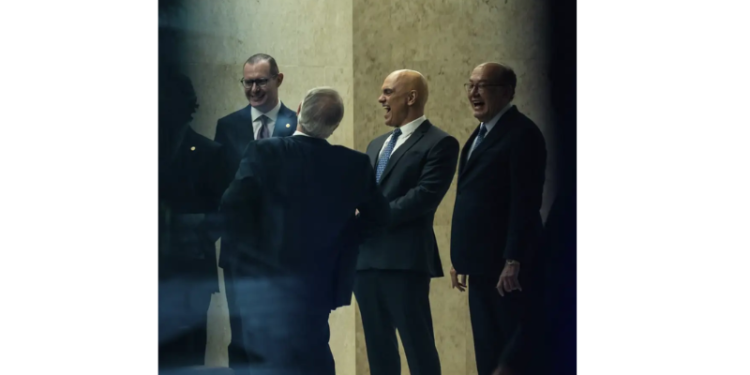 Foto de ministros rindo repercute em meio à crise envolvendo Moraes e Banco Master