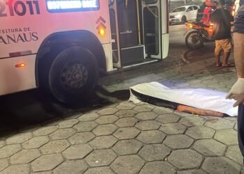 Motorista de ônibus é morto a facadas em terminal após discussão política