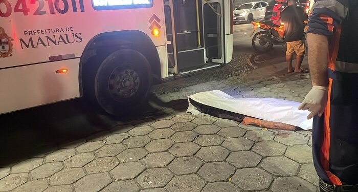 Motorista de ônibus é morto a facadas em terminal após discussão política