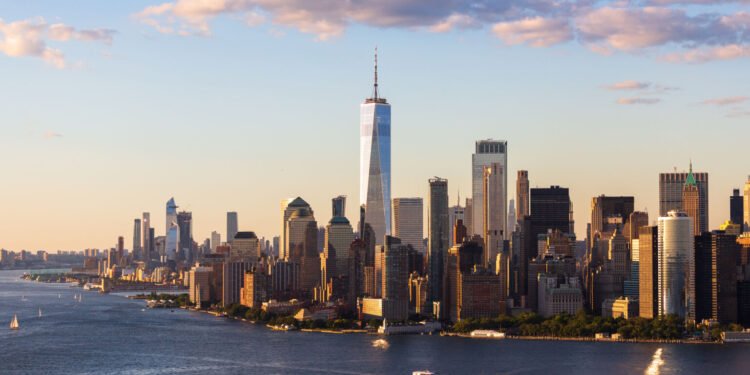 Bactéria mortal obriga ordem de limpeza urgente de torres em Nova York; entenda