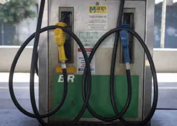 Petrobras cancela alta anunciada para gasolina e muda preço horas depois