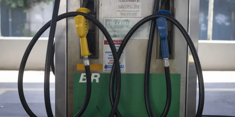 Petrobras cancela alta anunciada para gasolina e muda preço horas depois