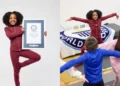Menina de 5 anos se torna a professora de ioga mais jovem do mundo