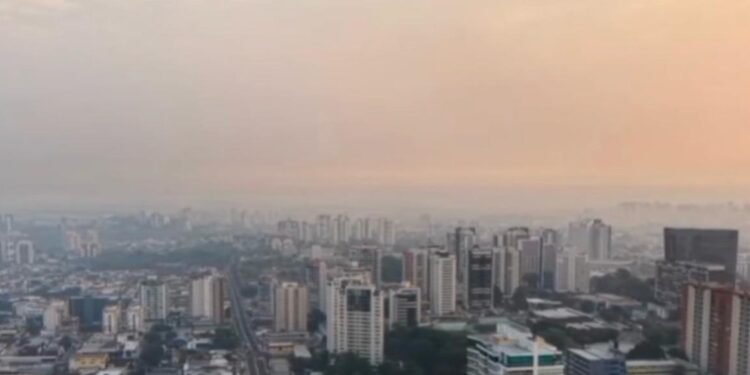 Manaus amanhece coberta por fumaça e registra níveis críticos de poluição do ar