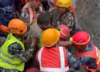 Nepal resgata 2 pessoas vivas de dentro de túnel 9 dias após deslizamentos