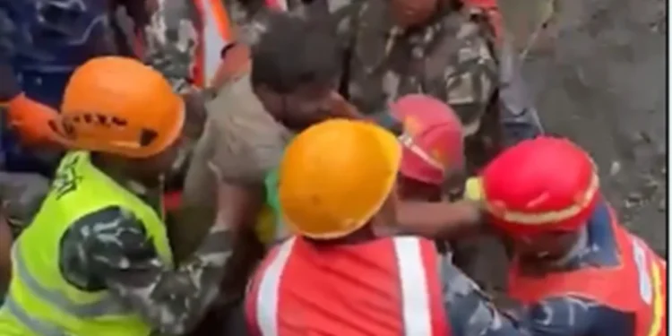 Nepal resgata 2 pessoas vivas de dentro de túnel 9 dias após deslizamentos