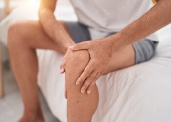 Trabalhar sentado pode causar trombose? Doença pode causar AVC e até amputação