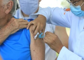 Proteção reforçada: SUS amplia vacinação contra pneumonia para idosos a partir dos 85 anos