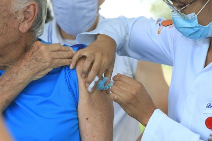 Proteção reforçada: SUS amplia vacinação contra pneumonia para idosos a partir dos 85 anos