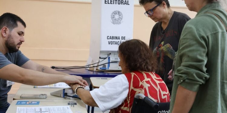 Primeiro turno contou com 43% mais eleitores de ao menos 70 anos