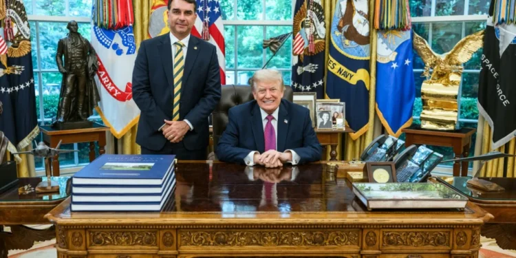 Governo Trump confirma emissão de vistos para Flávio Bolsonaro e família