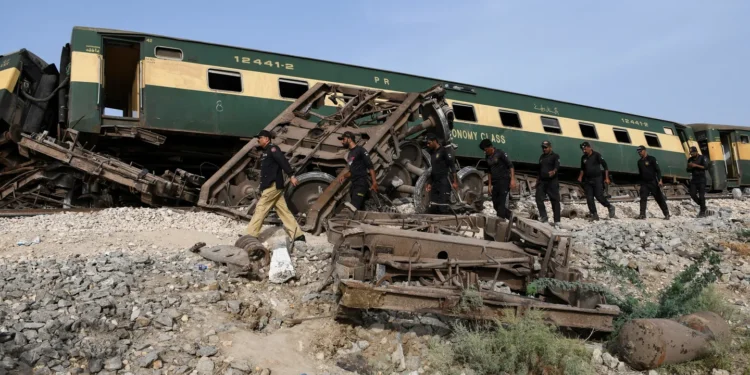 Trem descarrila no Paquistão e deixa ao menos quatro mortos e 30 feridos