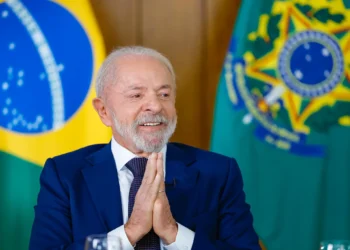 Lula prevê vitória no 1º turno, detona Flávio e cobra explicações de Moraes no Flow