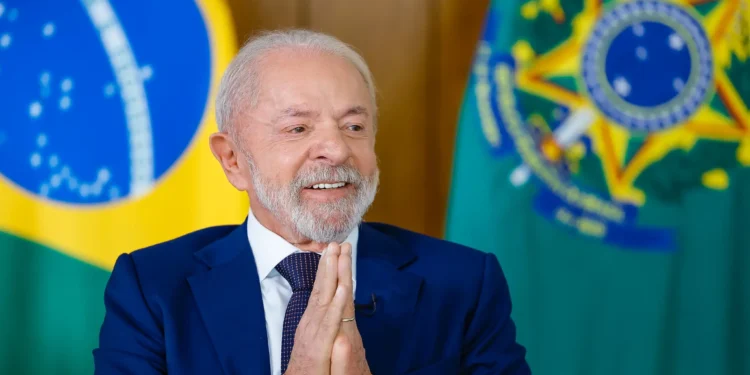Lula prevê vitória no 1º turno, detona Flávio e cobra explicações de Moraes no Flow