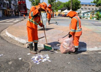 Manaus intensifica limpeza das ruas após o primeiro turno das eleições