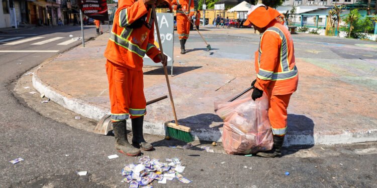 Manaus intensifica limpeza das ruas após o primeiro turno das eleições