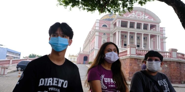 Fumaça suspende aulas na UEA, Ufam e escolas de Manaus