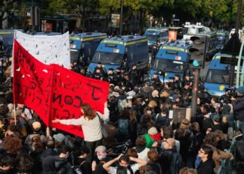 Tiroteio em subúrbio de Paris deixa 1 morto e 4 feridos em meio a protestos