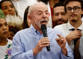 ‘Flávio está propondo abstenção na votação do fim da escala 6×1’, diz Lula