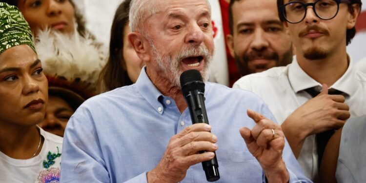 ‘Flávio está propondo abstenção na votação do fim da escala 6×1’, diz Lula