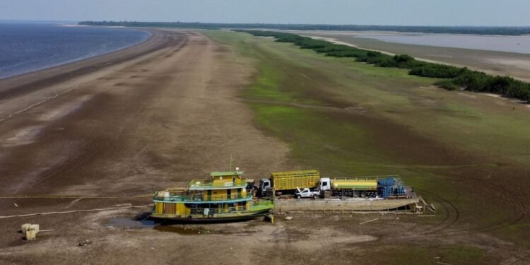 Rio Negro continua baixando em Manaus e chega a 17,54 metros em outubro
