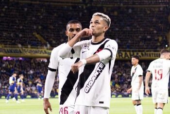 Andrés Gomez é expulso após empurrar o árbitro e desfalcará o Vasco