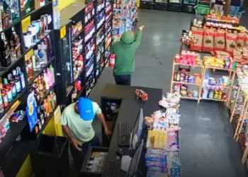 Menino de 8 anos se esconde durante assalto e começa a rezar enquanto criminosos ameaçam família