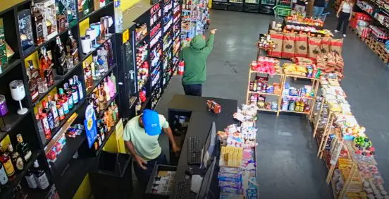 Menino de 8 anos se esconde durante assalto e começa a rezar enquanto criminosos ameaçam família