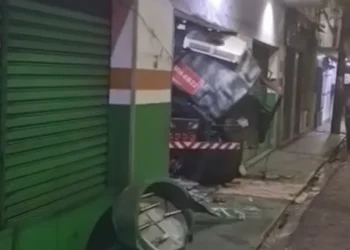 Cavalinho mecânico perde o controle, derruba placa de segurança e invade loja no Centro de Manaus