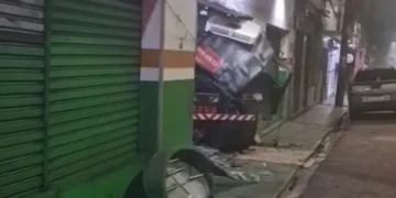 Cavalinho mecânico perde o controle, derruba placa de segurança e invade loja no Centro de Manaus