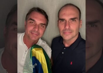 Eduardo publica foto ao lado de Flávio: ‘Não desistiremos do Brasil’
