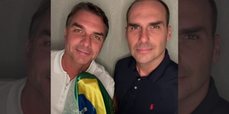 Eduardo publica foto ao lado de Flávio: ‘Não desistiremos do Brasil’