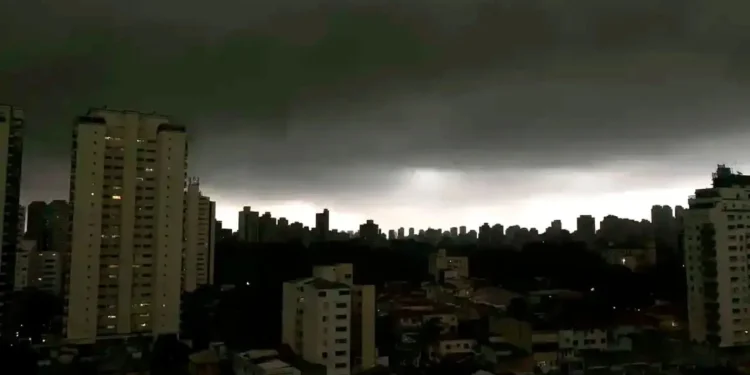 Onda de temporais ameaça domingo da eleição e acende alerta em várias regiões