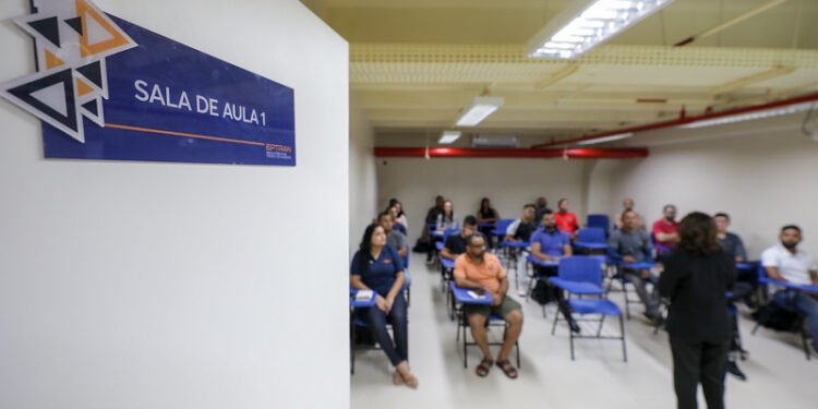 Detran-AM oferece 1.180 vagas gratuitas para cursos em novembro