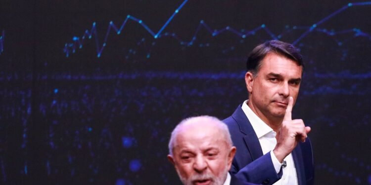 PoderData/Aya: Flávio Bolsonaro tem 51% dos votos válidos contra 49% de Lula no 2º turno