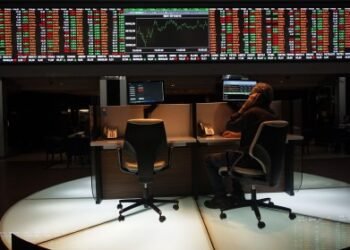 Ibovespa começa o dia sem direção definida e dólar avança com eleições no radar