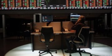 Ibovespa começa o dia sem direção definida e dólar avança com eleições no radar