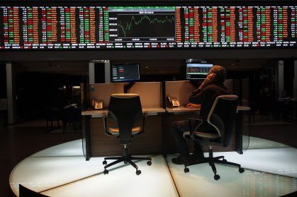 Ibovespa começa o dia sem direção definida e dólar avança com eleições no radar
