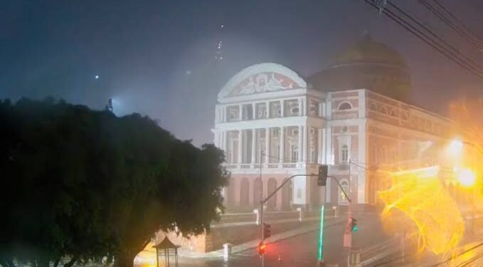 Chuva atinge Manaus na noite desta quarta-feira e muda o cenário na capital amazonense