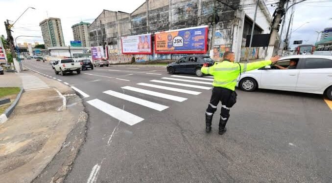 Trânsito em Manaus exige atenção dos motoristas após obra emergencial na avenida Dom Pedro