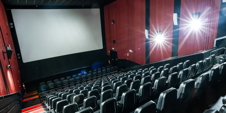 Sessões de cinema inclusivas ampliam o acesso de pessoas com TEA e sensibilidades sensoriais em Manaus